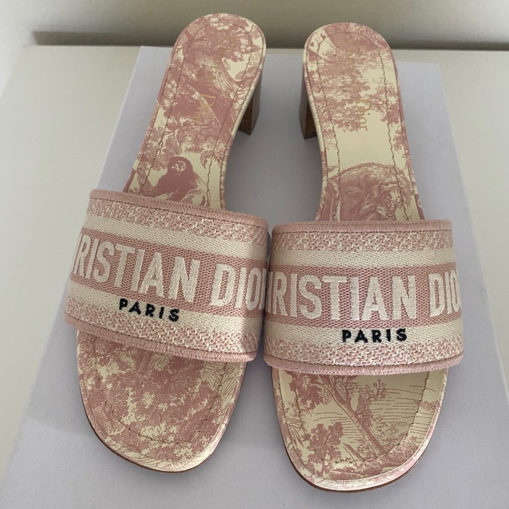 🔥 NOW SOLD! 🔥 Dior DWAY SLIDE
Pale Pink and Ecru
